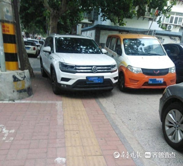 金牛股配资 情报站|济南北小辛庄西街人行道被违停车辆堵住，市民通行不便