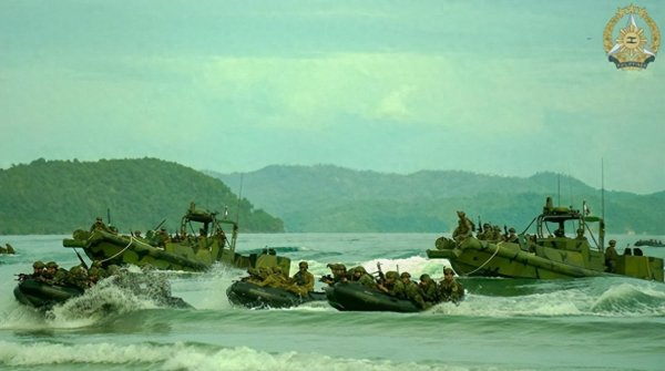 富瑞众投 菲律宾突然举行夺岛演习! 三大外援派出支援, 上千菲军抢滩登陆